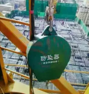 塔吊安全防墜器重達60斤，怎么輕松懸掛到塔吊上
